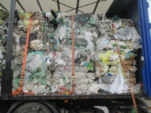 Celníci zadrželi tři kamiony při nelegální přepravě 70 tun odpadů