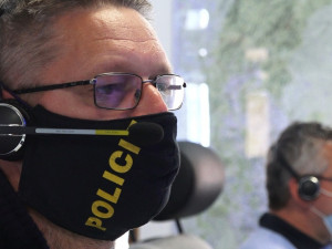 VIDEO: Jak fungují policisté na lince 158 v době pandemie? Za celou dobu přijali v kraji 6 tisíc telefonátů