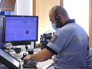 VIDEO: Jak fungují policisté na lince 158 v době pandemie? Za celou dobu přijali v kraji 6 tisíc telefonátů