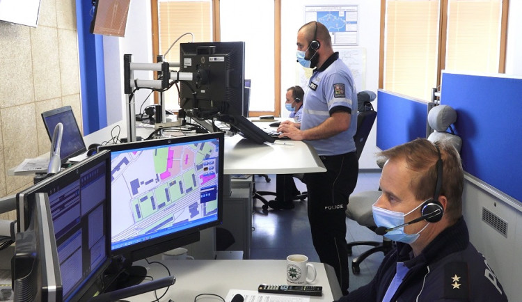 VIDEO: Jak fungují policisté na lince 158 v době pandemie? Za celou dobu přijali v kraji 6 tisíc telefonátů