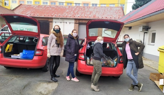 Neziskové organizace svou pomoc nezastavily