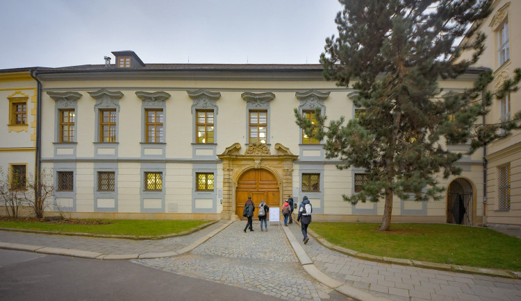 Z koronaviru se vyléčila již polovina zahraničních studentů UP