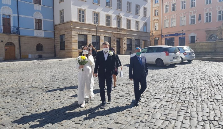 Olomouc už má za sebou první svatby s rouškami