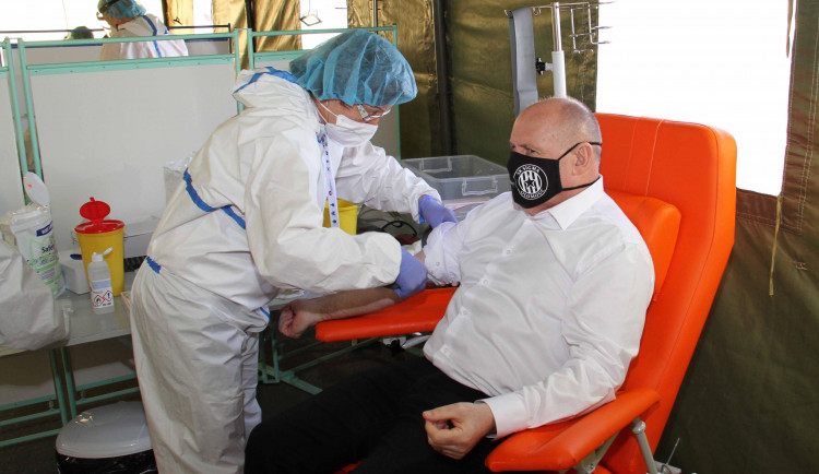 Zájem o plošné testování na onemocnění covid-19 je obrovský, testovat se nechal i hejtman Okleštěk