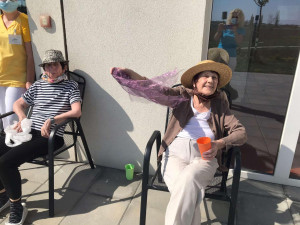 mělci Moravského divadla zazpívali seniorům v Olomouci