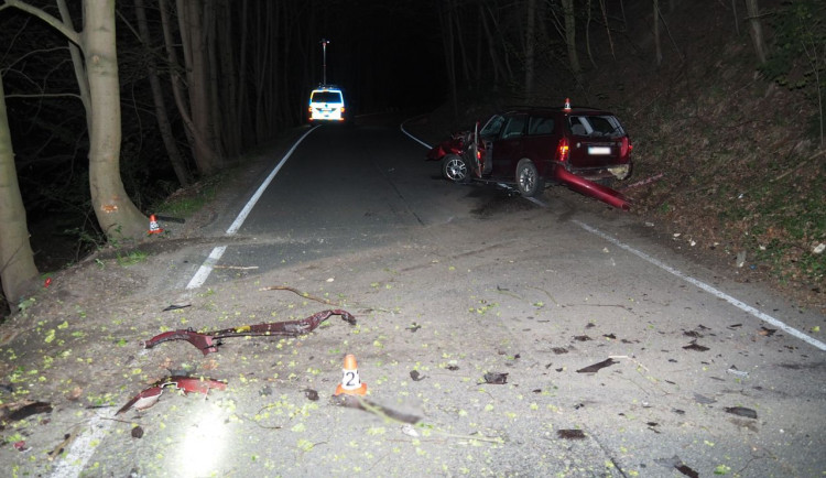 Mladý řidič nezvládl zatáčku a narazil do stromu. Přivolané policii řekl, že alkohol pil až po nehodě doma