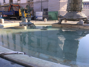 FOTO: Arionova kašna, cíl mnohých lidí lačnících po osvěžení v horkých dnech, je dneškem v provozu