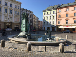 FOTO: Arionova kašna, cíl mnohých lidí lačnících po osvěžení v horkých dnech, je dneškem v provozu