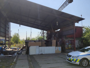 FOTO: Mladík utekl z výchovného ústavu, strážníci ho vypátrali ve squatu u nádraží. Skončil v poutech