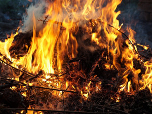 Hasiči na dnešní pálení čarodějnic nedoporučují vůbec zapalovat ohně