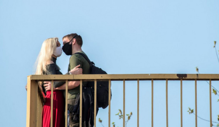 První máj je tady. Přinese polibky v rouškách i protivládní protest