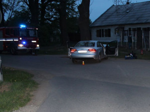 Řidič na Černé cestě narazil se svým autem do stromu, při nehodě se těžce zranila spolujezdkyně