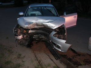 Řidič na Černé cestě narazil se svým autem do stromu, při nehodě se těžce zranila spolujezdkyně