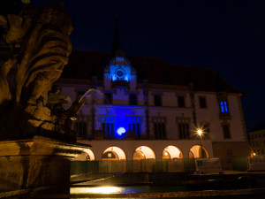 FOTO: Radnice a Trojice se oděly do modré. Barva připomíná Světový den plicní hypertenze