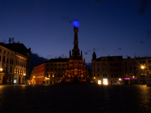 FOTO: Radnice a Trojice se oděly do modré. Barva připomíná Světový den plicní hypertenze