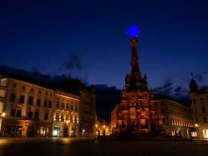 FOTO: Radnice a Trojice se oděly do modré. Barva připomíná Světový den plicní hypertenze