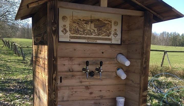 Budka ve stavu před zničením.