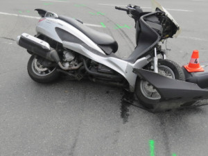 FOTO: Řidička Felicie vjela do cesty motorkáři, skončil v nemocnici