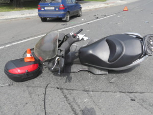 FOTO: Řidička Felicie vjela do cesty motorkáři, skončil v nemocnici