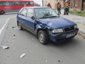FOTO: Řidička Felicie vjela do cesty motorkáři, skončil v nemocnici