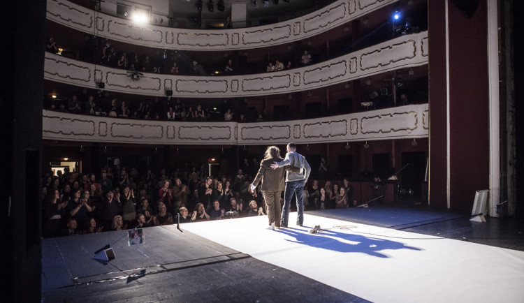 standing-ovation-pro-stefanii-reinsperger-na-jeviati-i-re-is-r-pazzek-foto-luk-a-horkz