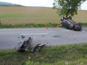 Místo řízení se věnoval telefonu. Otočil auto na střechu a zranil tři spolucestující