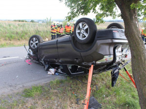 Místo řízení se věnoval telefonu. Otočil auto na střechu a zranil tři spolucestující