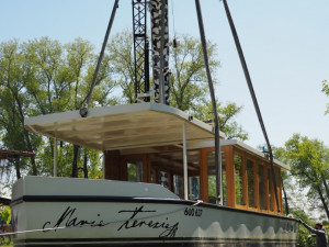 FOTO: Marie Terezie ve čtvrtek úspěšně dosedla na hladinu. Plavby Olomouc zahajují sezónu