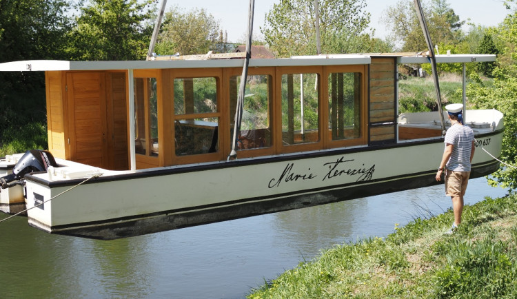 FOTO: Marie Terezie ve čtvrtek úspěšně dosedla na hladinu. Plavby Olomouc zahajují sezónu