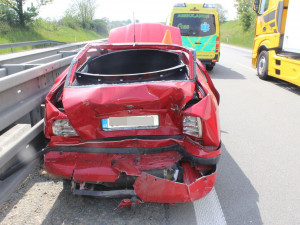 FOTO: Řidič ve sporťáku narazil na dálnici dvou dvou aut, škoda se vyšplhala na téměř půl milionu