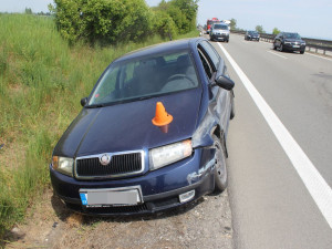 FOTO: Řidič ve sporťáku narazil na dálnici dvou dvou aut, škoda se vyšplhala na téměř půl milionu
