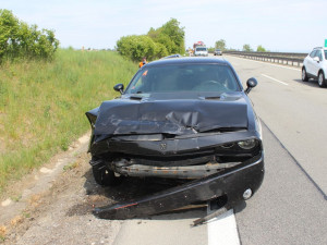 FOTO: Řidič ve sporťáku narazil na dálnici dvou dvou aut, škoda se vyšplhala na téměř půl milionu