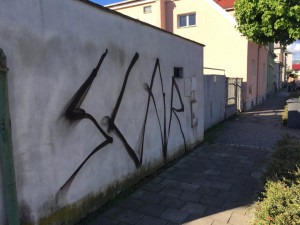 FOTO: Neznámý vandal posprejoval v Hodolanech několik domů. Hrozí mu rok vězení