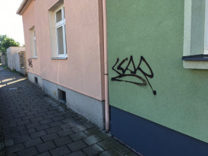 FOTO: Neznámý vandal posprejoval v Hodolanech několik domů. Hrozí mu rok vězení