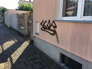 FOTO: Neznámý vandal posprejoval v Hodolanech několik domů. Hrozí mu rok vězení