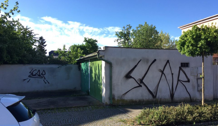 FOTO: Neznámý vandal posprejoval v Hodolanech několik domů. Hrozí mu rok vězení
