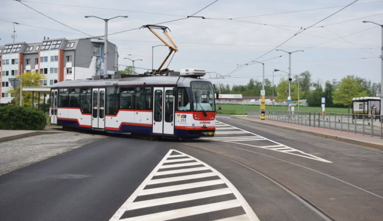 Byl opilý a neměl roušku v tramvaji. Spolucestující, kteří ho na to upozornili, napadl pěstmi