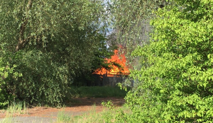 AKTUÁLNĚ: U Kláštěrního Hradiska vypukl požár