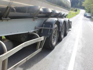 Kamion přimáčkl Kodiaqa na svodidla. Oba se rozhodli předjíždět přes plnou čáru