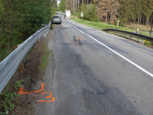 Kamion přimáčkl Kodiaqa na svodidla. Oba se rozhodli předjíždět přes plnou čáru