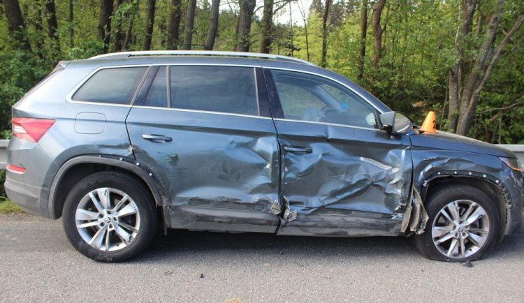 Kamion přimáčkl Kodiaqa na svodidla. Oba se rozhodli předjíždět přes plnou čáru