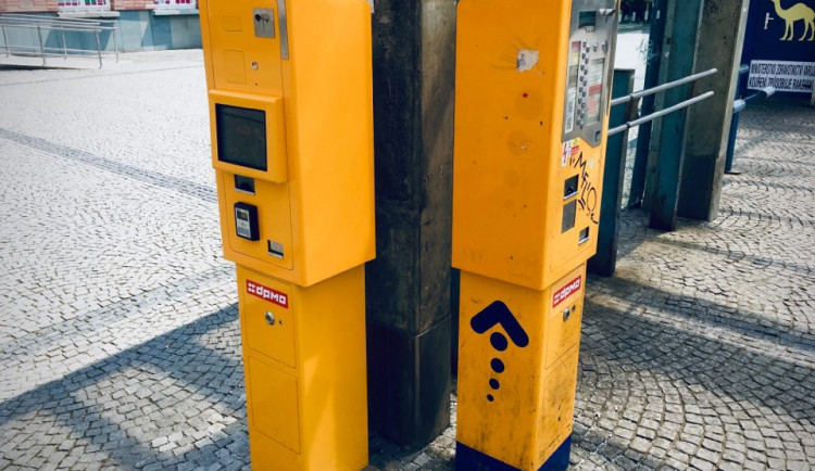 Nové automaty na jízdenky přijímají karty. První dva dopravní podnik umístil na nádraží