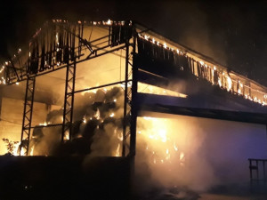 AKTUÁLNĚ: V Mladějovicích hoří velký sklad sena, na místě je deset jednotek hasičů