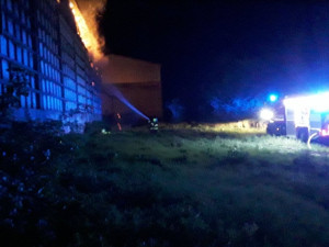 AKTUÁLNĚ: V Mladějovicích hoří velký sklad sena, na místě je deset jednotek hasičů