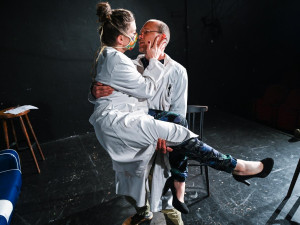 Divadlo Tramtarie uvádí komedii Láska za koronu. Premiéra bude open-air