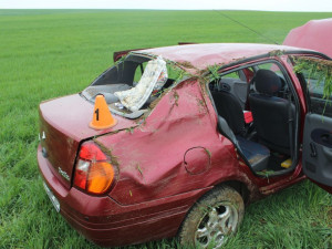 FOTO: Senior nezvládl řízení a s autem skončil v poli. Zranil sebe i spolujezdkyni