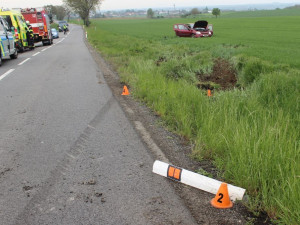FOTO: Senior nezvládl řízení a s autem skončil v poli. Zranil sebe i spolujezdkyni