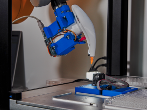 FOTO: Olomoučtí vyvinuli robota jménem Popelka, umí připravit vzorky pro rostlinný výzkum