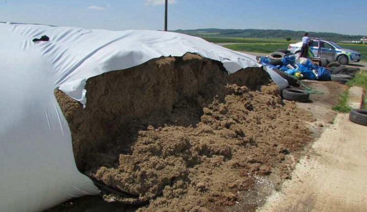 FOTO: Zloděj poničil vaky s uskladněným krmivem. Škoda jde do statisíců vaky 1