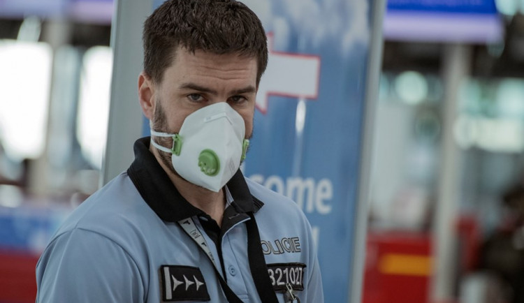 Při práci v horku nebo v kanceláři nebude povinné nosit roušku